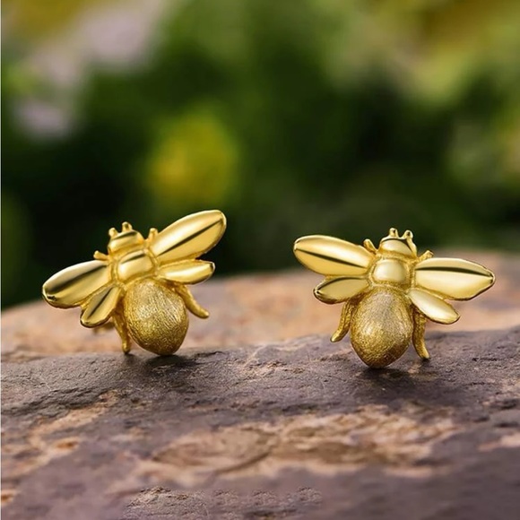 18K Gold Bee Stud Earrings✨ - Picture 1 of 4